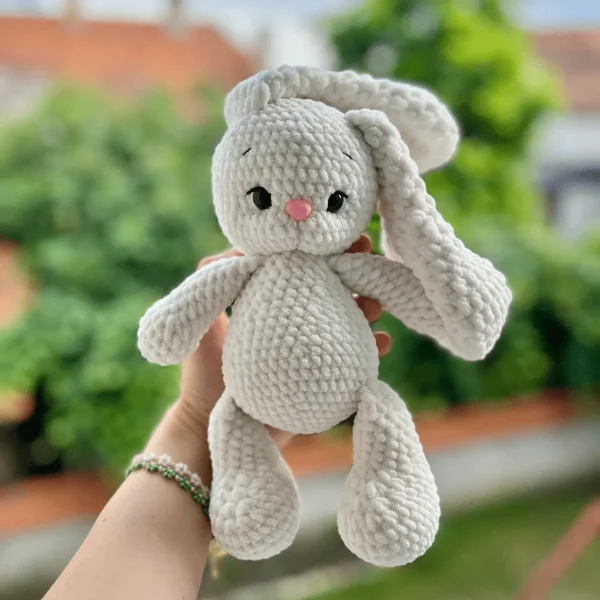 Zajčica špelca - kvačkana igrača - my mooni studio