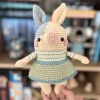 Ročno kvačkana igrača pujsa Majda - My Mooni Studio (woocoomerce) - 1 Ročno kvačkana igrača pujsa Majda. Z oblekico. My Mooni Studio.