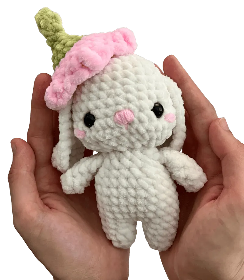 kontakt - my mooni studio slika - kvačkan zajček v rokah